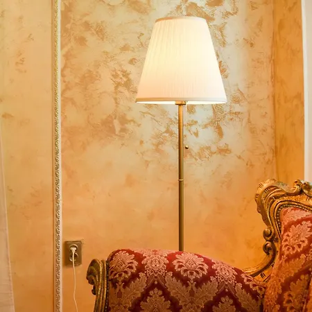 Centrally Located 2br With Balcony & Unique Design Appartamento *