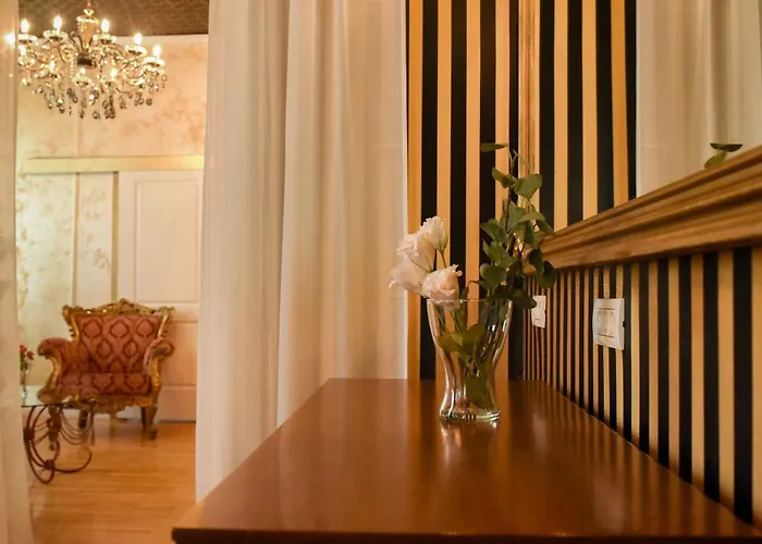 Centrally Located 2br With Balcony & Unique Design Appartamento
