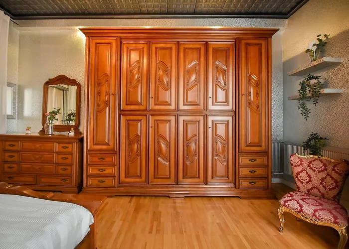 Centrally Located 2br With Balcony & Unique Design Appartamento
