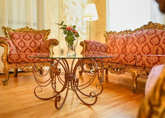Centrally Located 2br With Balcony & Unique Design Appartamento